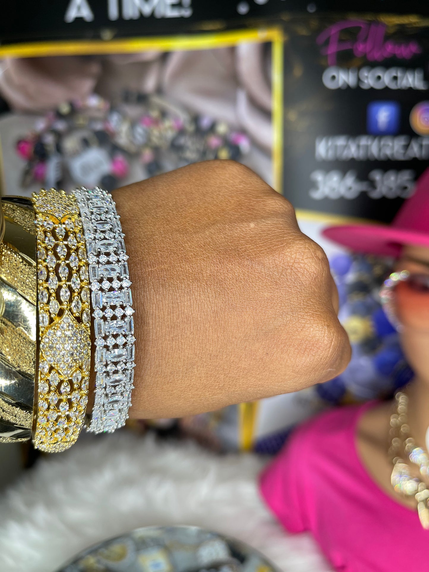Kita Klaus 🎅is hea with 🆕 Indian Bangles…C